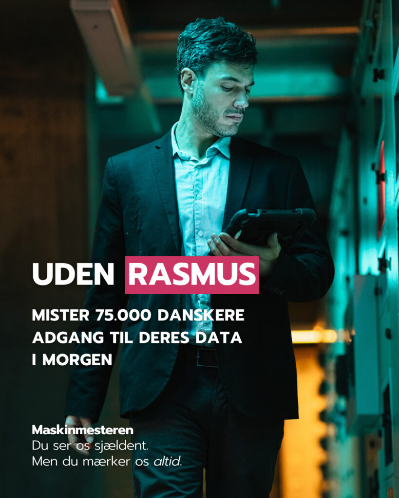 Man med tablet i et datacenter